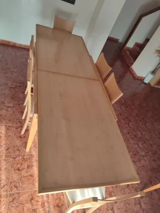 Mesa de salón extensible y 6 sillas de madera