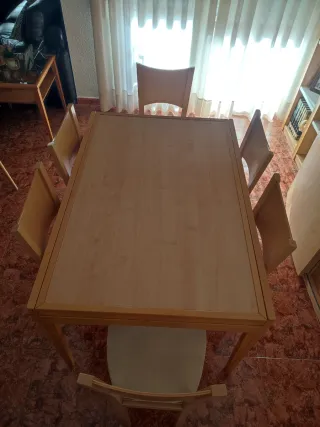 Mesa de salón extensible y 6 sillas de madera