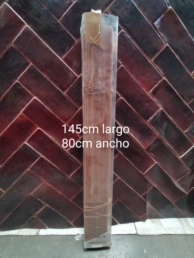 Persiana de madera marrón claro