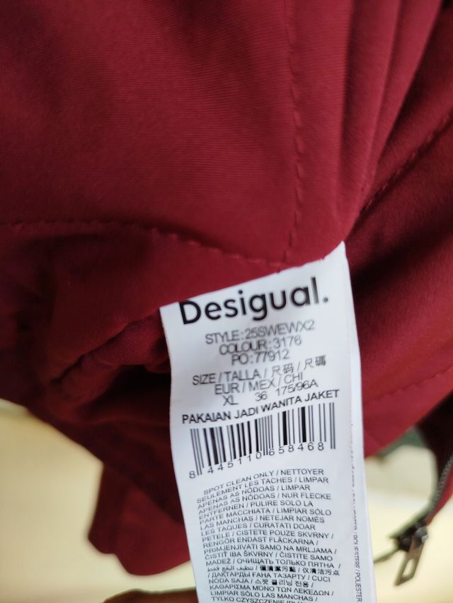 Chaqueta Desigual rojo .Talla XL