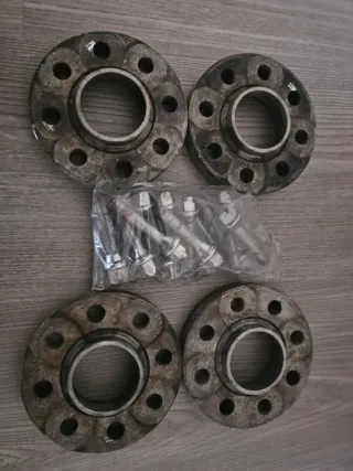 Separadores de rueda 2cm + tornillos + 4 llantas.