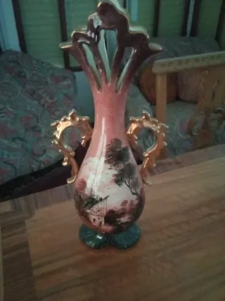 Jarrón de cerámica con asas doradas