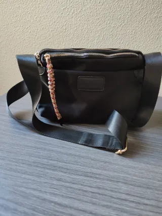 Bolso bandolera negro con detalle multicolor