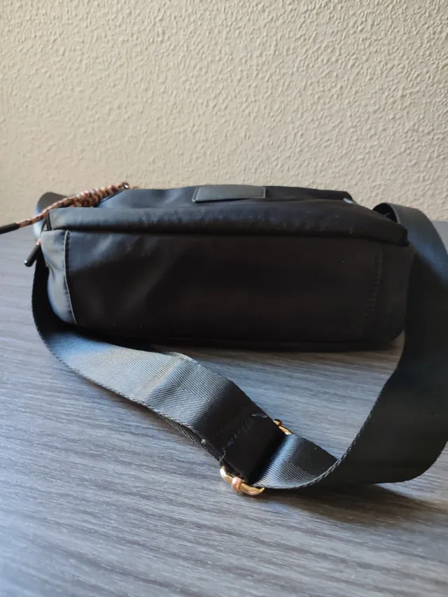 Bolso bandolera negro con detalle multicolor