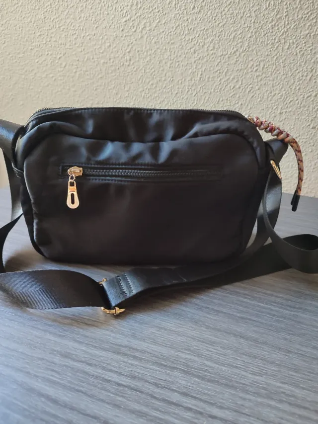 Bolso bandolera negro con detalle multicolor