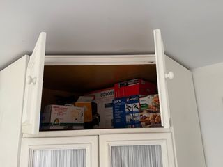 Mobile ad angolo in legno bianco