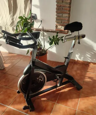 Bicicleta de Spinning Negra de las usadas en gym.