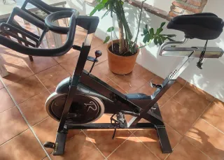 Bicicleta de Spinning Negra de las usadas en gym.