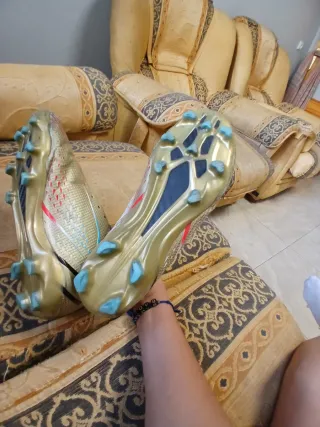 Botas de fútbol doradas Y precio negociable