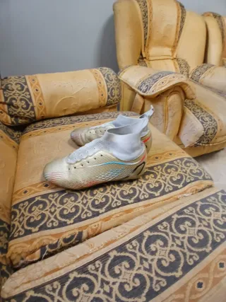 Botas de fútbol doradas Y precio negociable