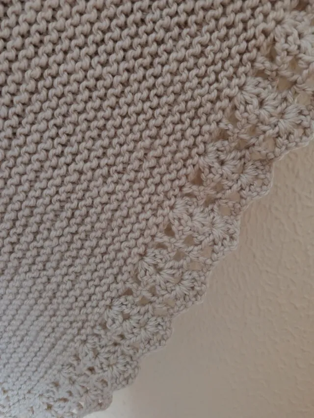 Toquilla tejida en crema para niñas de 10/12 años.