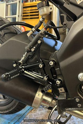 Estriberas retrasadas YAMAHA YZF R125 2009 - 2013