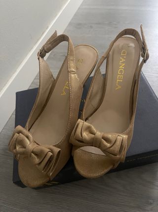 Sandalias D'Angela tacón lazo dorado talla 37
