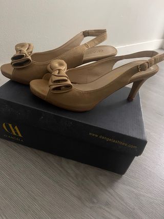 Sandalias D'Angela tacón lazo dorado talla 37