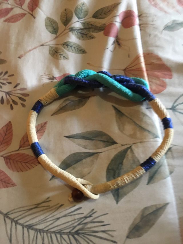 Collar nudo tribal beige, azul y turquesa