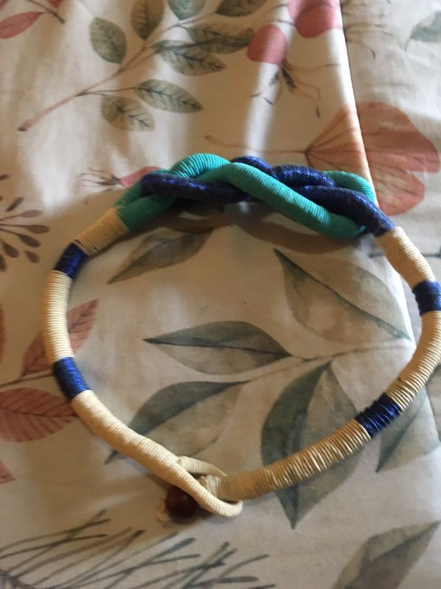Collar nudo tribal beige, azul y turquesa