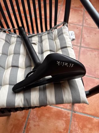 Sillín y tija Fi'zi:k