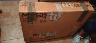 Se regala mesa de TV antigua