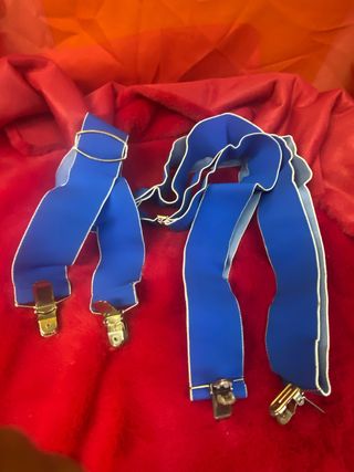 Tirantes azules con clips metálicos