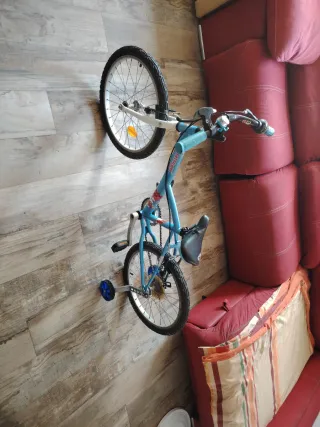 Bicicleta infantil azul con ruedines