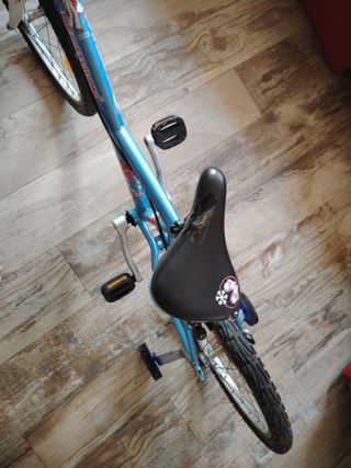 Bicicleta infantil azul con ruedines