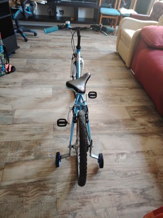 Bicicleta infantil azul con ruedines