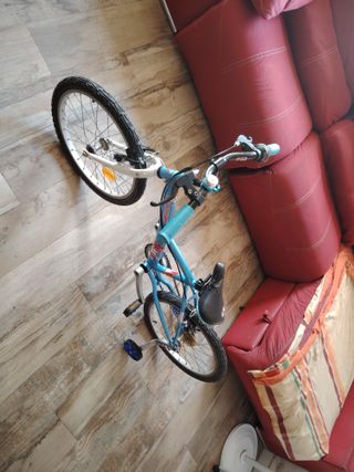 Bicicleta infantil azul con ruedines