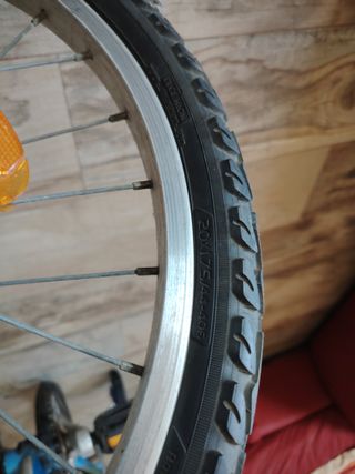 Bicicleta infantil azul con ruedines