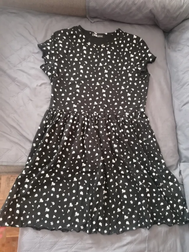 Vestido negro con estampado floral blanco