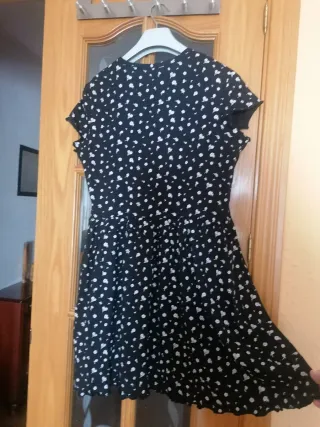 Vestido negro con estampado floral blanco