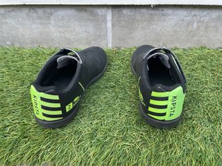 Botas de fútbol negras y verdes talla 31