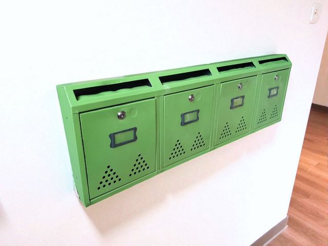 Buzones verdes metálicos