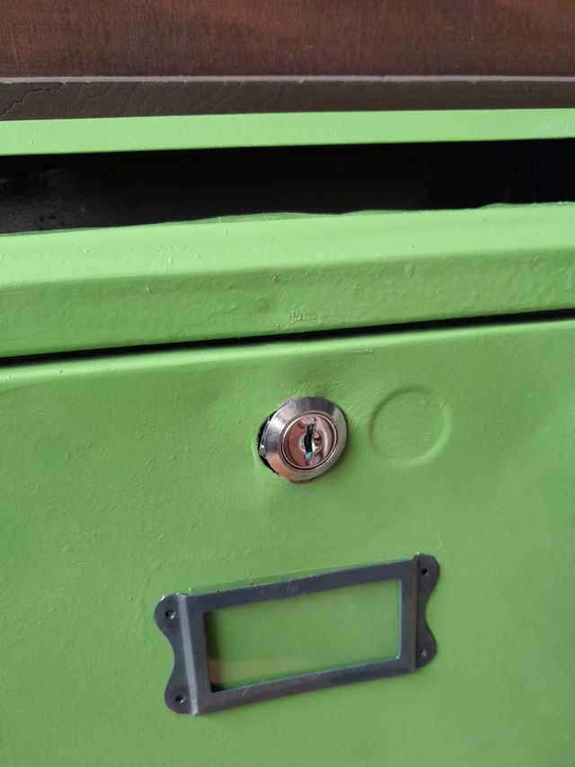 Buzones verdes metálicos
