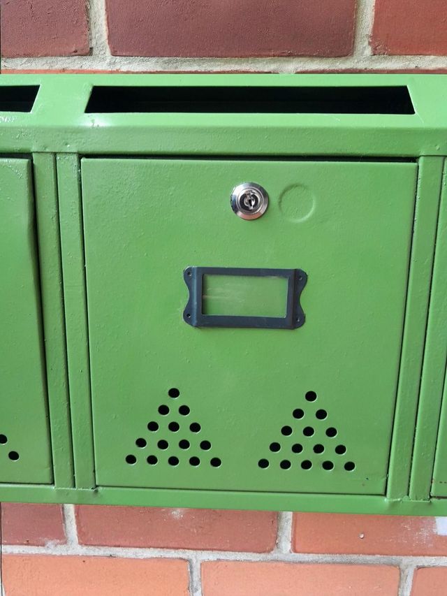 Buzones verdes metálicos