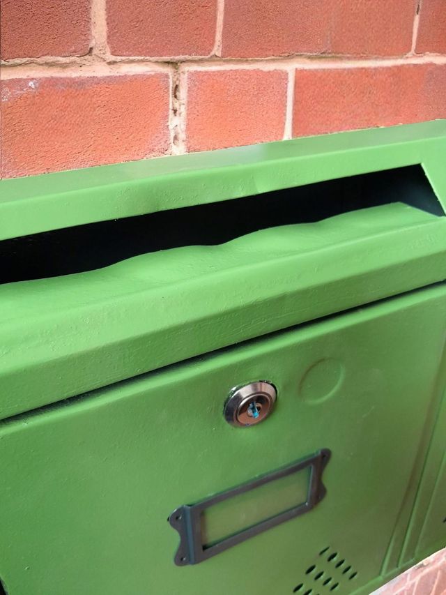 Buzones verdes metálicos