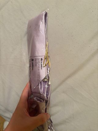 Corbata morada con clip dorado