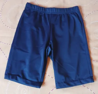 Pantalón corto niño azul y plateado
4-5 años