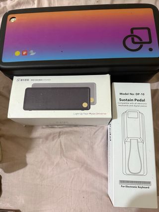 popuPiano con pedal y altavoces integrados