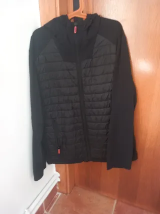 Cazadora negra con capucha talla 11-12