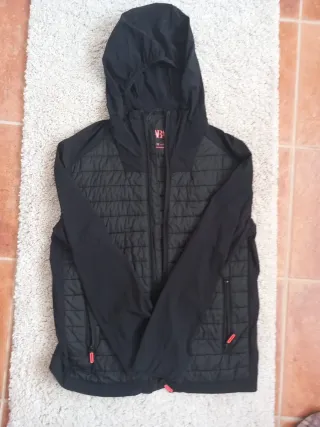 Cazadora negra con capucha talla 11-12