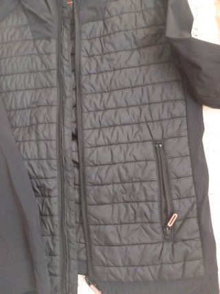 Cazadora negra con capucha talla 11-12