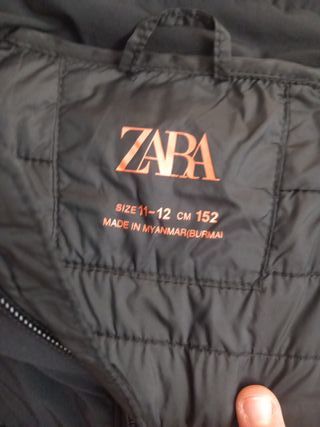 Cazadora negra con capucha talla 11-12