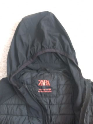 Cazadora negra con capucha talla 11-12