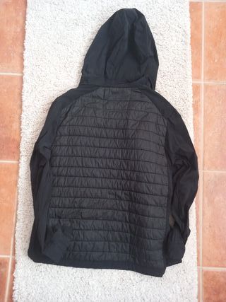 Cazadora negra con capucha talla 11-12