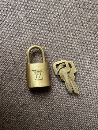 Candado Louis Vuitton Dorado con 2 Llaves
