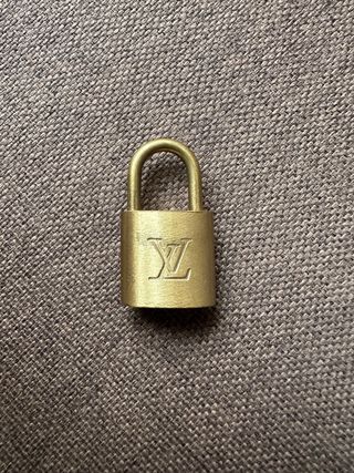 Candado Louis Vuitton Dorado con 2 Llaves
