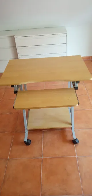Mesa de ordenador con ruedas 