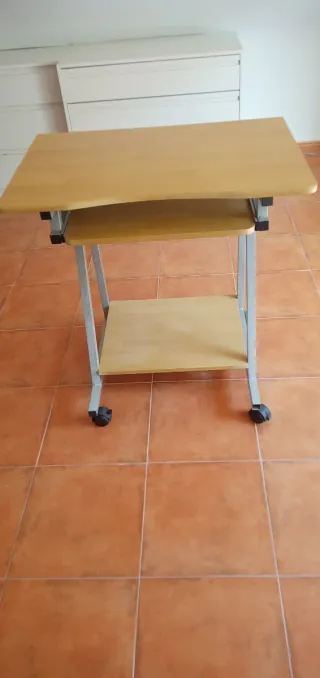 Mesa de ordenador con ruedas 