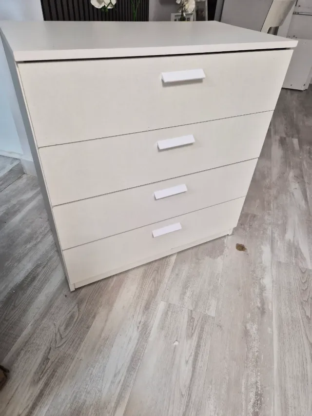 Cómoda de madera blanca