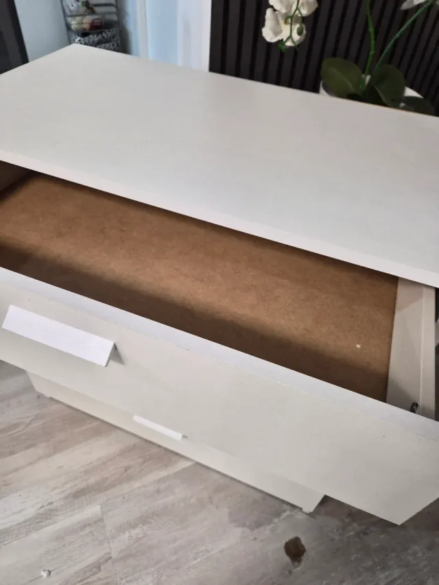 Cómoda de madera blanca